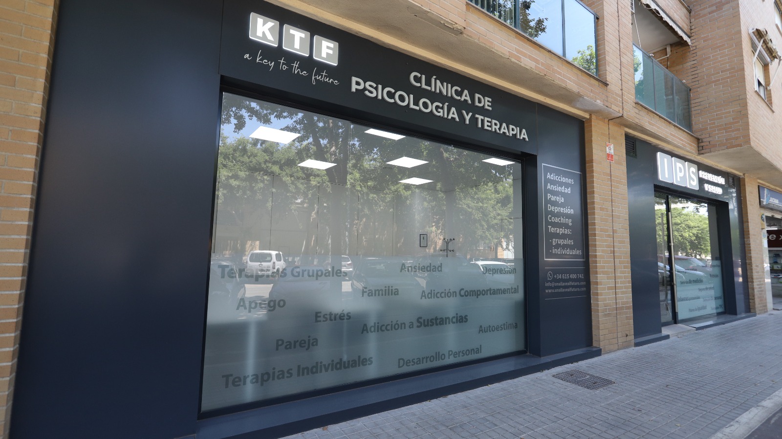 Entrada principal de la clínica KTF - Un espacio acogedor y profesional diseñado para tu bienestar
